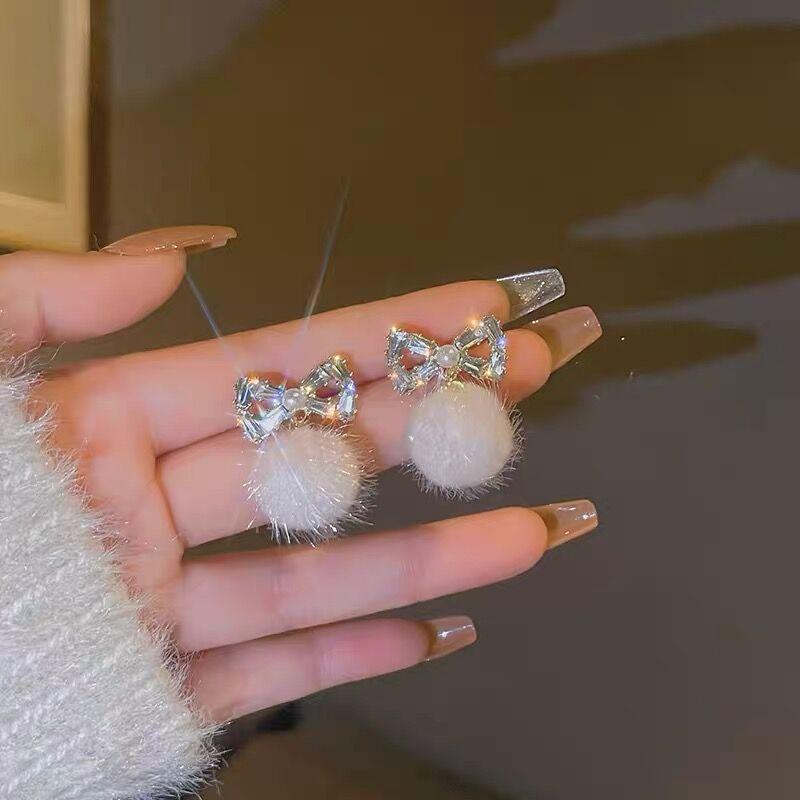 

Plush ball earrings women s year new trendy stud earrings niche design high-end autumn and winter earrings
