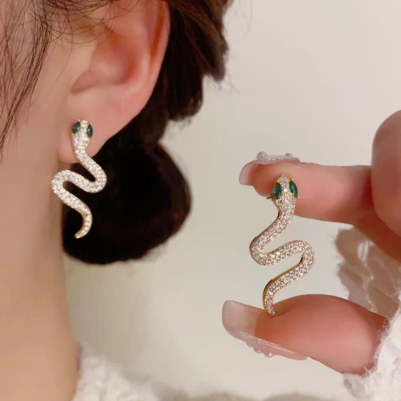 Fashion Personality Full of Zircon Serpentine Stud Earrings for Women, Big-name Earclips Without Holes, Exquisite Earrings, Silver Needles
