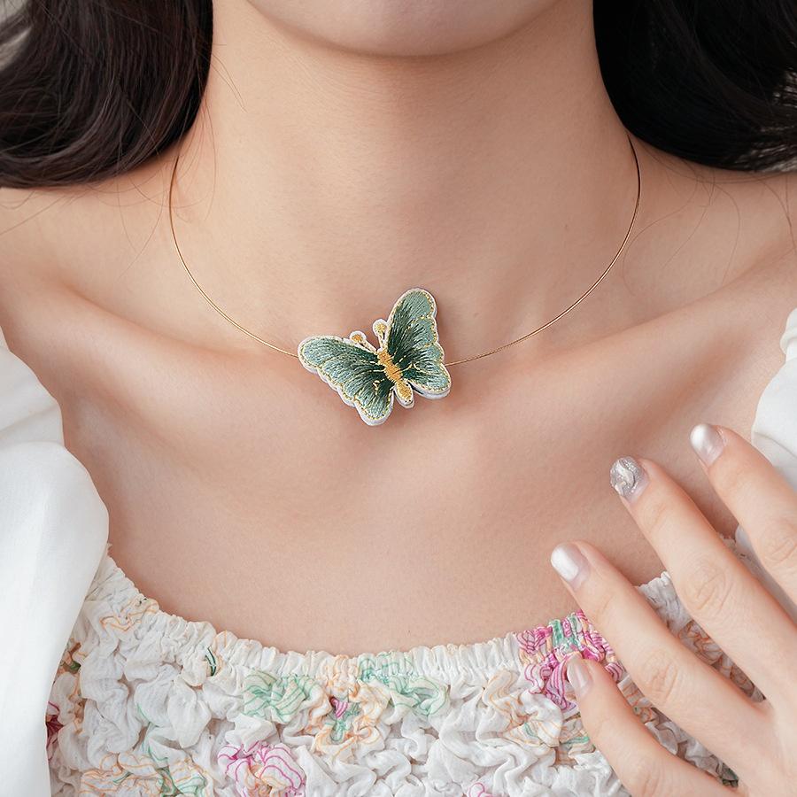 

Fashion Hand Embroidered Butterfly Necklace зелений