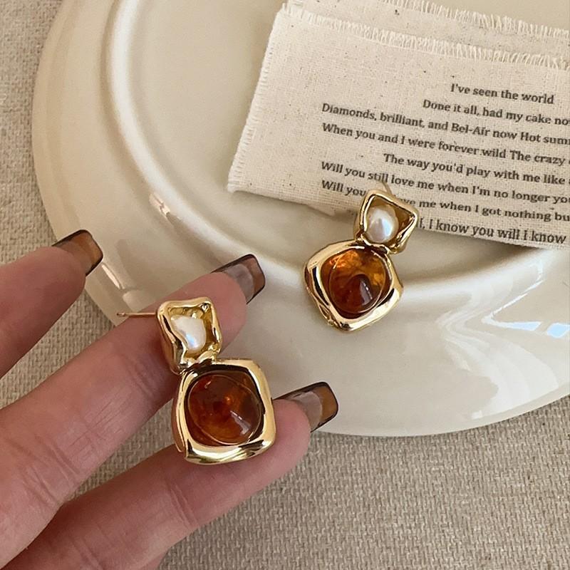 Vintage Maillard Coffee Silver Needle Earrings Fashion Versatile Niche Hong Kong Style Earrings Light Luxury Premium Autumn and Winter Earrings