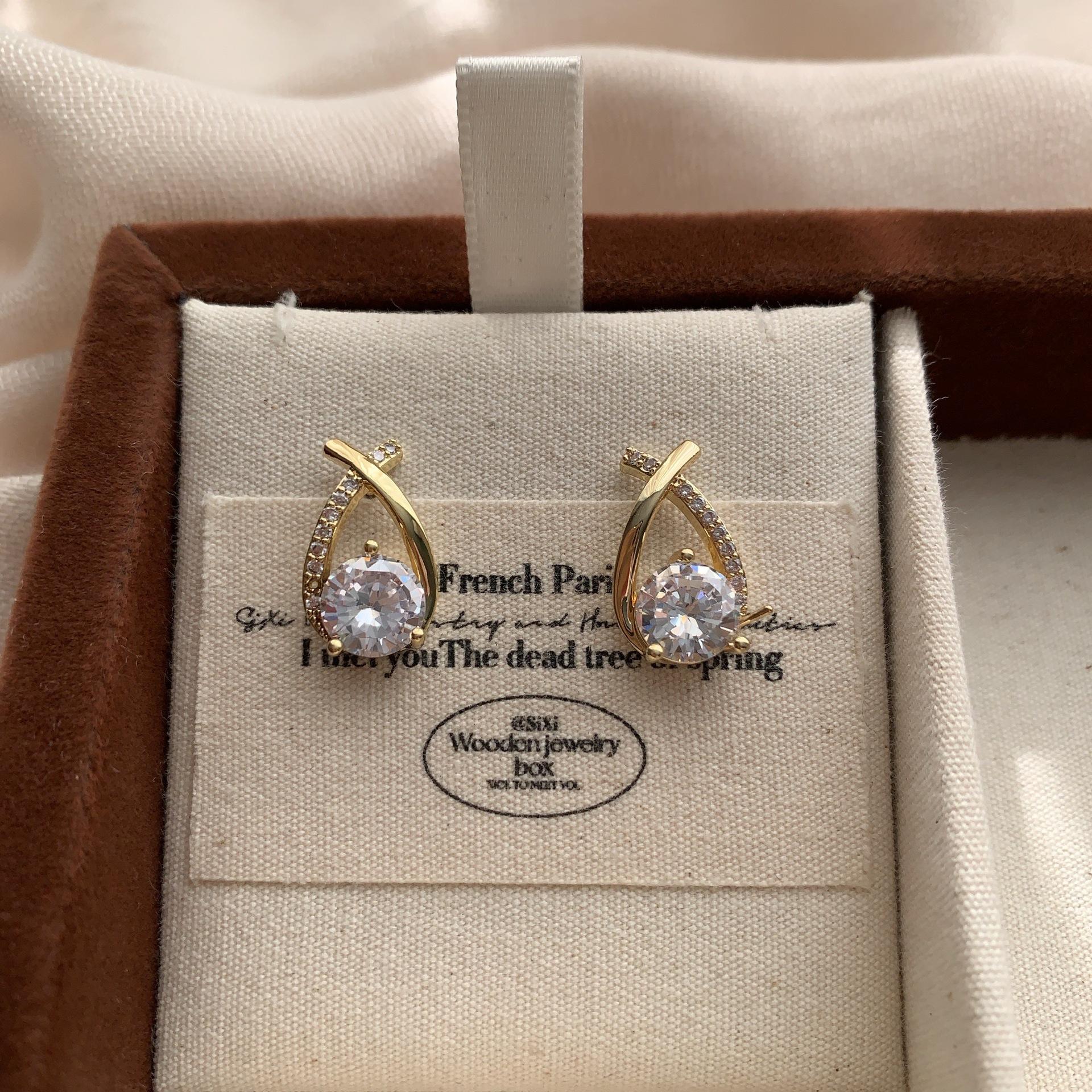

Exquisite gold cross-curved diamonds embellished with stud earrings, shiny atmosphere, niche, light luxury, fashion and versatile