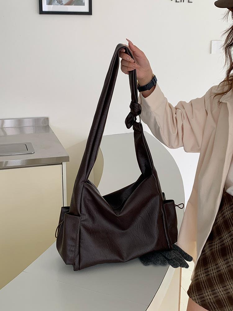 Korean version of large-capacity tote bag women s 2025 autumn and winter knotted retro lazy soft leather texture commuter shoulder messenger bag