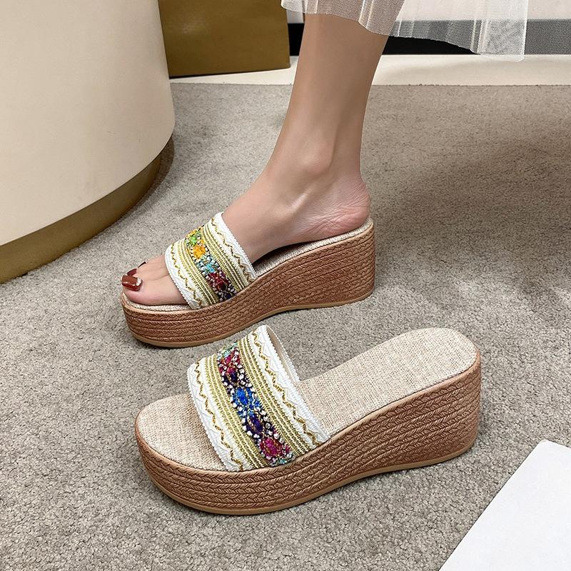 Large-sized Flat-bottomed Flip-flops for Women in The Summer of 2025.Bohemian Vacation Style for Women Wearing Flip-flops 35-43