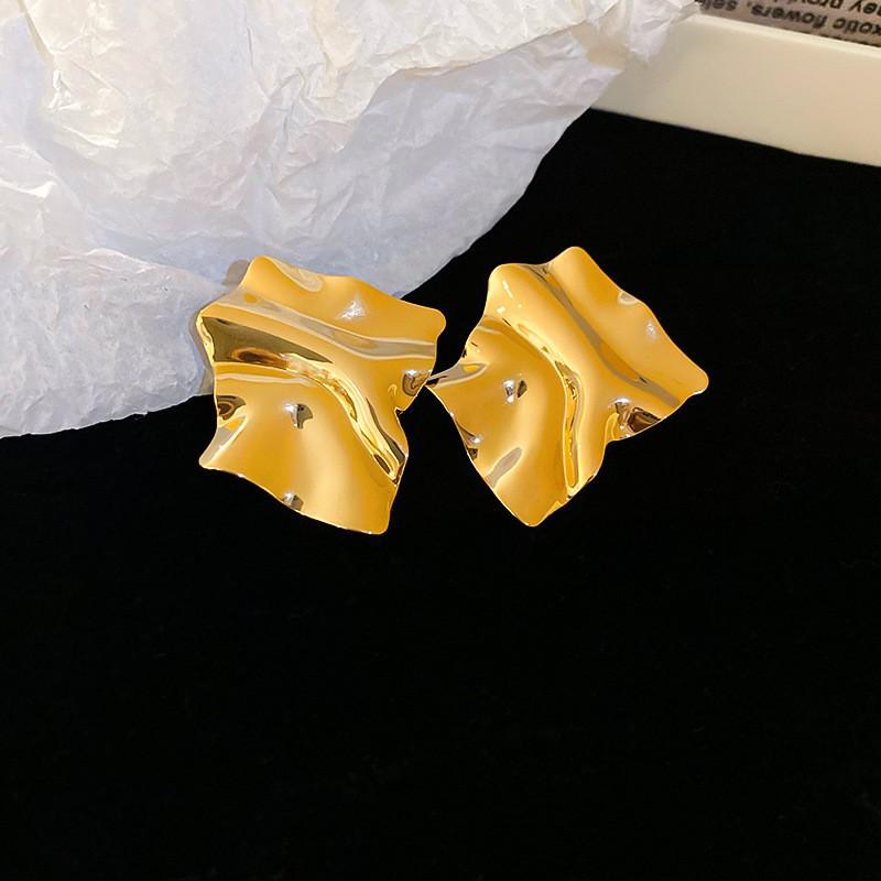 Silver Needle Irregular Stud Earrings: Retro European-American Style for Daily Versatile Wear with a High-End Luxurious Appeal.