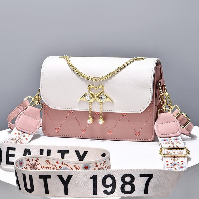 

The new foreign-style women s texture of the bag is simple, one shoulder oblique span bag, and one chain bag is sent on behalf of others. рожевий