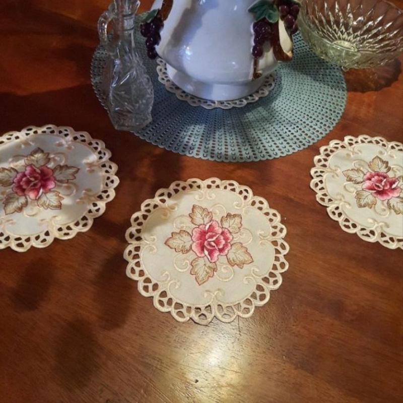1 st Rund Broderad Blomma Matskedunderlägg Underlägg Hemfest Bröllop Överdrag Broderad duk i lantlig stil