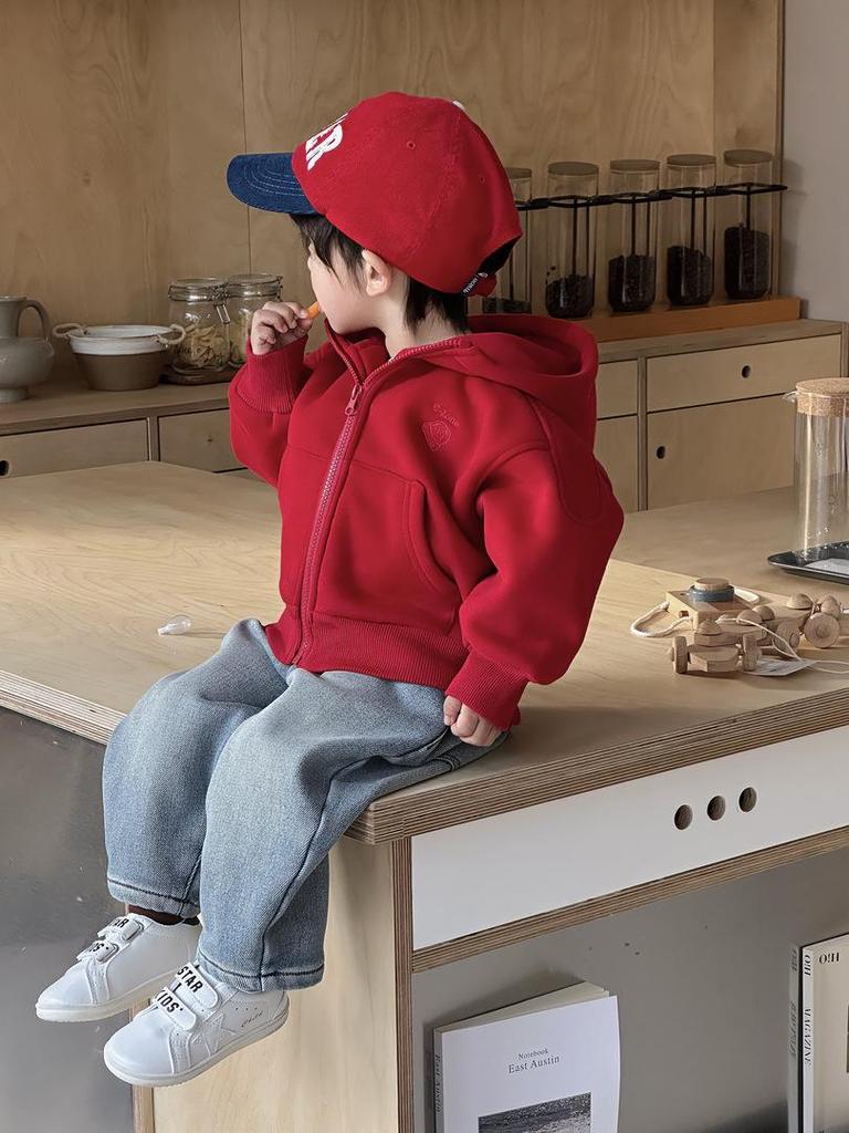 2025 Autumn/Winter Korean Style Fleece-lined Hooded Red Sweatshirt Jacket for Boys – Thick and Fashionable Warm Top