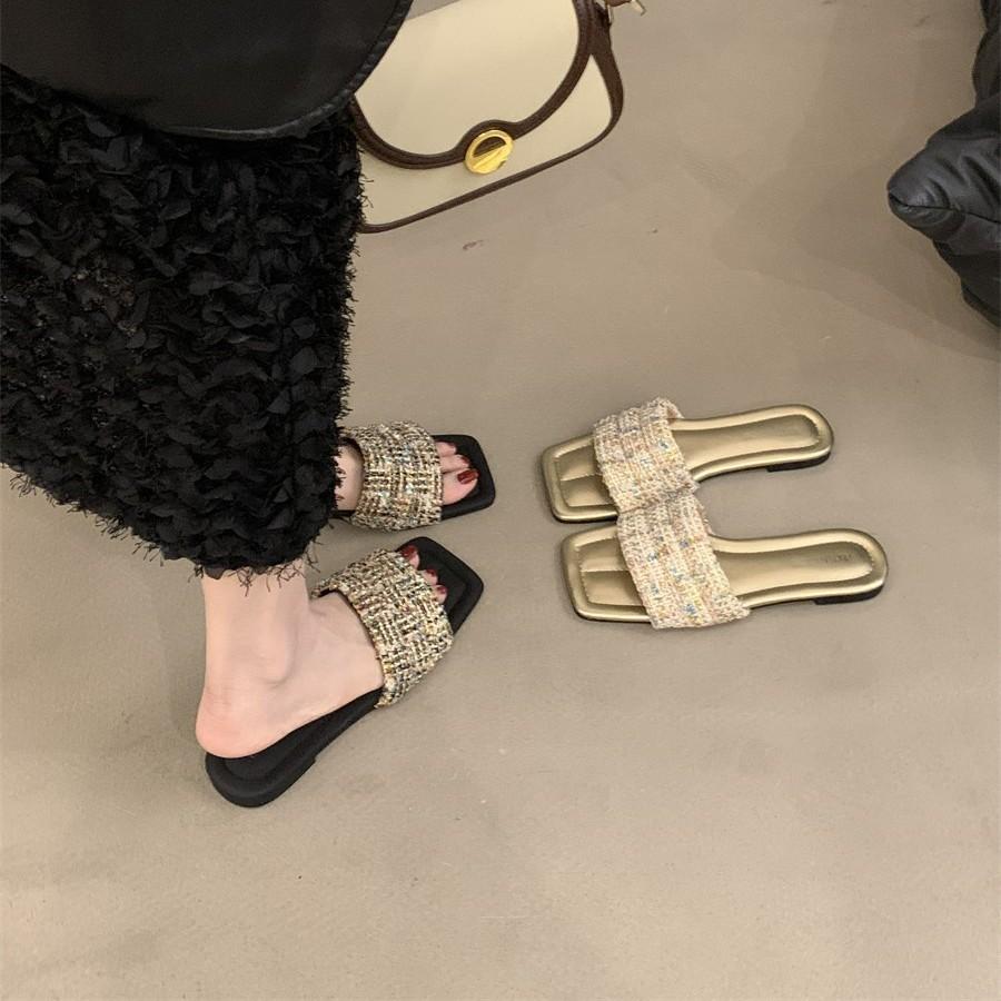 Flat-bottomed Xiaoxiangfeng one-word slippers, wearing fairy shoes in the summer of 2025, new square-headed black sandals.