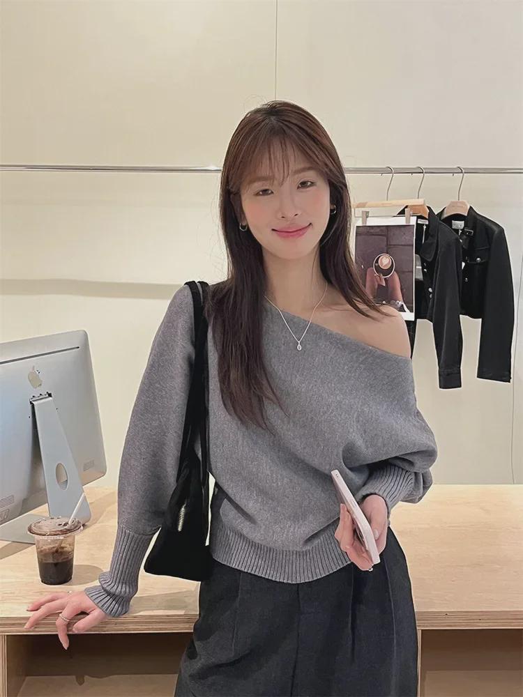 

Женский вязаный свитер с косой вязкой - серый, весна 2025 Large