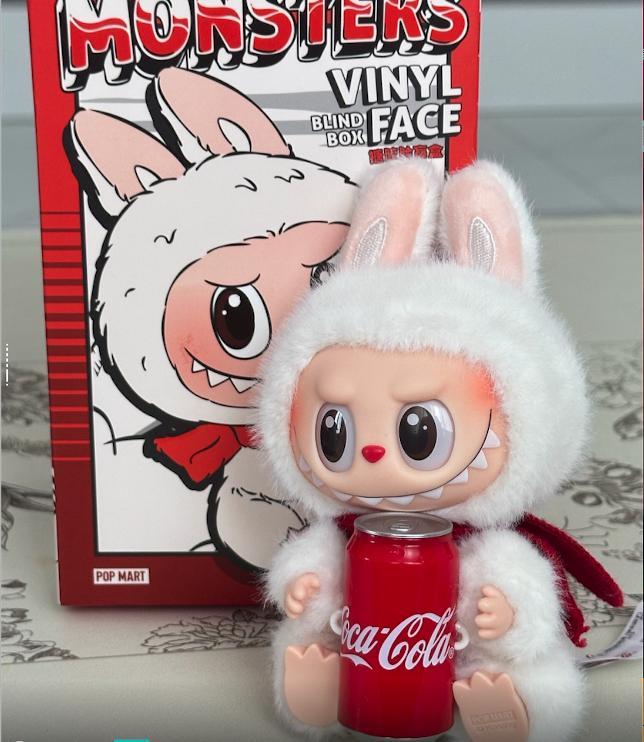 

POP MART × Coca-Cola Фигурка-сюрприз – Коллекционная дизайнерская игрушка (6 Случайных Ящиков или Одиночных Ящиков) Confirmed-Happy Factor