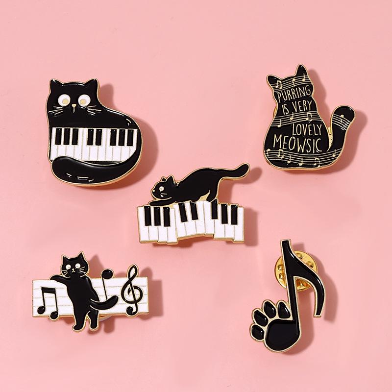 Spilla Gatto Cartone Animato Tasti di Pianoforte Nota Musicale - Accessorio Carino e Versatile