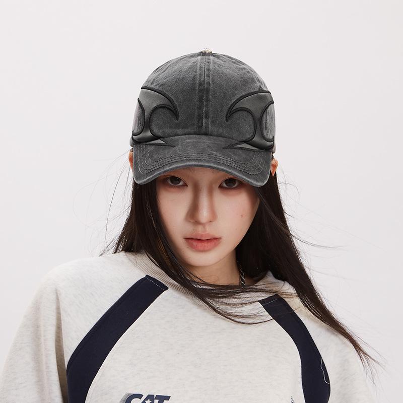 Premium Cotton Baseball Cap with Custom Logo Embroidery - Trendy and Sun Protective Duckbill Design