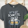 Let's Get Schnitzel Faced Lustiges Oktoberfest-Shirt, Lederhosen Festivalbekleidung, Bierliebhaber Geschenk Gruppen-Partnerlook Trink-Sweatshirt, Prost Bayern