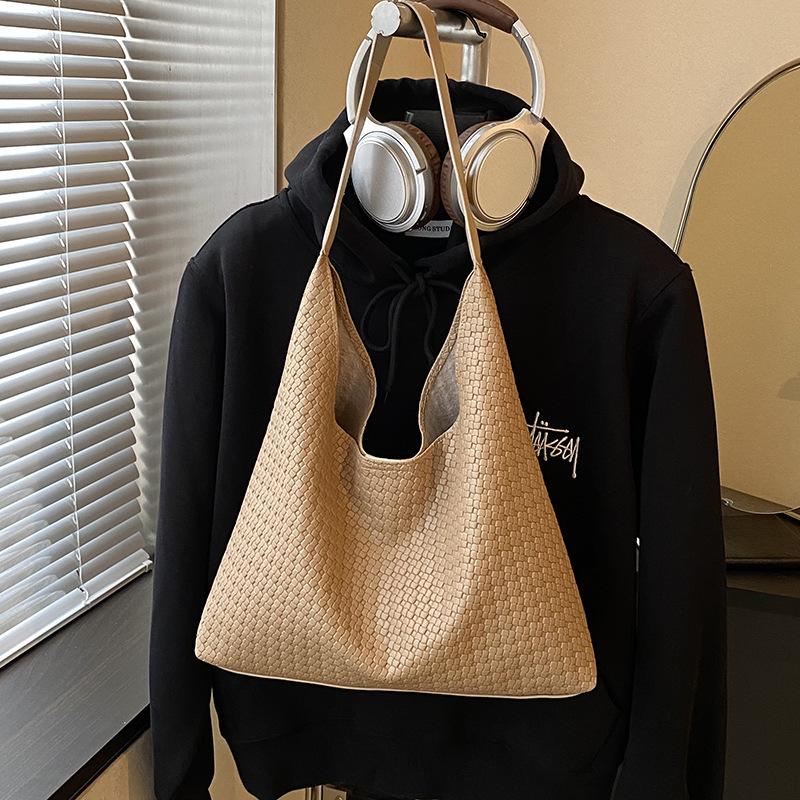 2025 autumn and winter women's bags large-capacity solid-color shoulder bags popular versatile woven underarm bucket bags