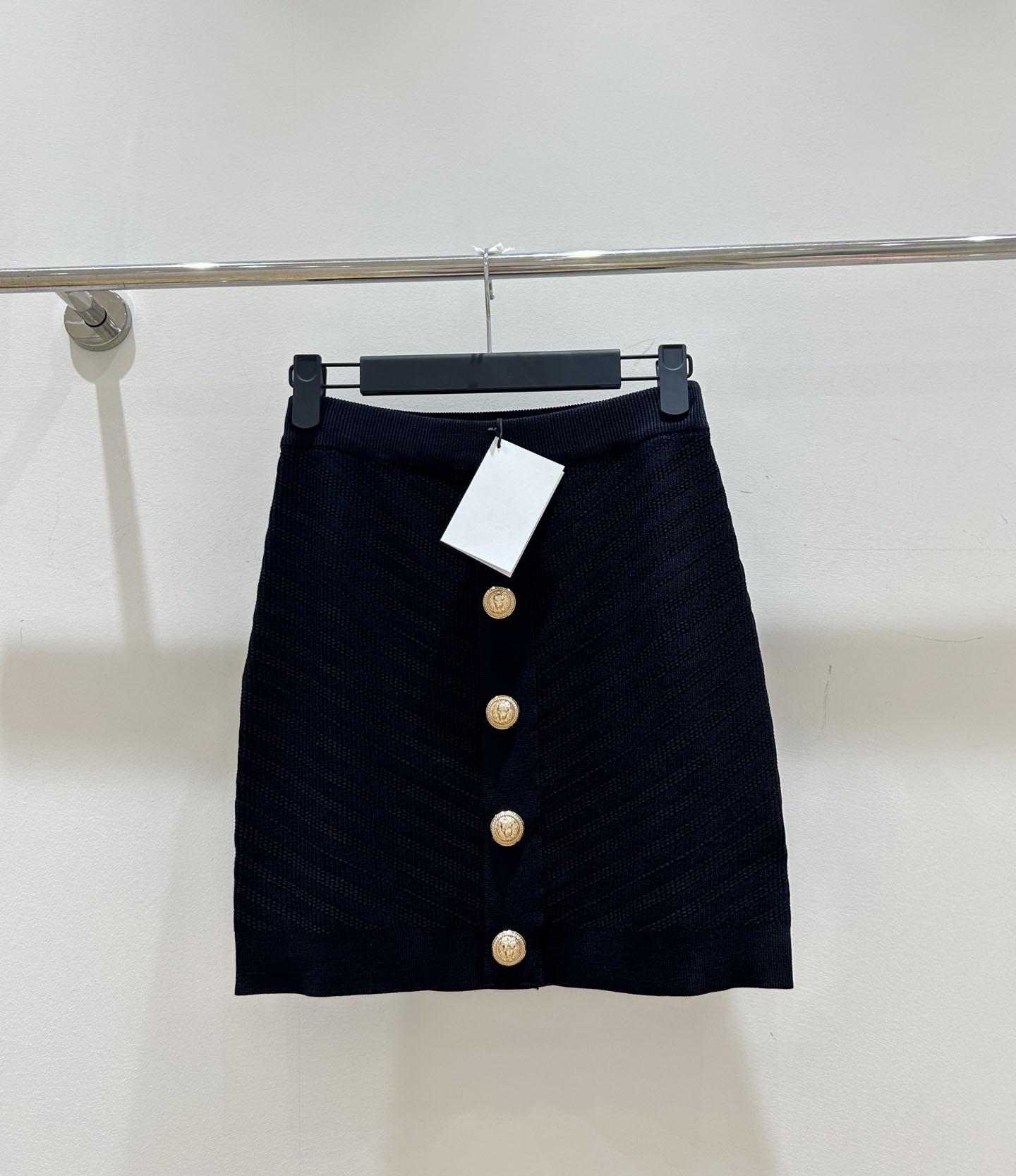 

Кардиган вязаный приталенный с V-образным вырезом и металлической пряжкой - с коротким рукавом Medium