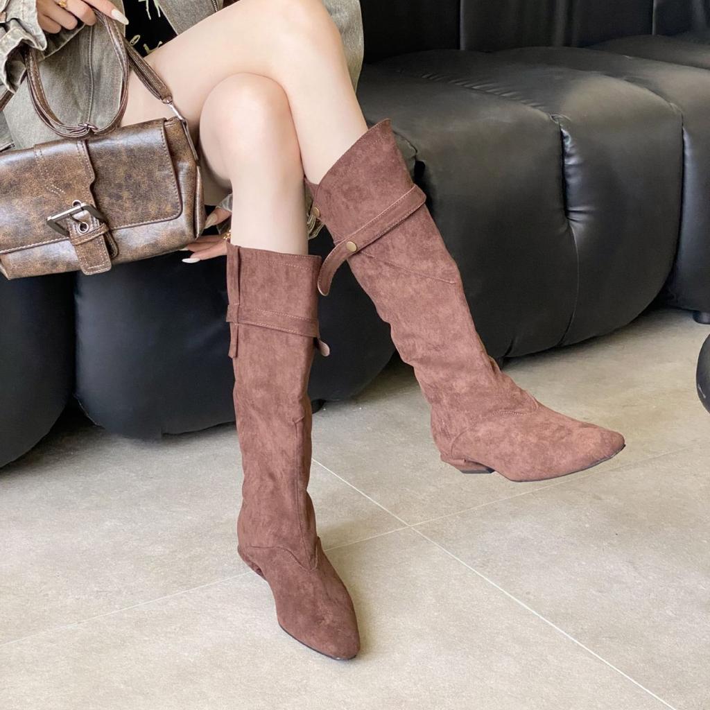 2025 Herbst und Winter neue europäische und amerikanische spitze Zehen dicker Absatz kurzer Absatz Temperament französische Mode sexy Wildleder Gürtelschnalle Stiefel