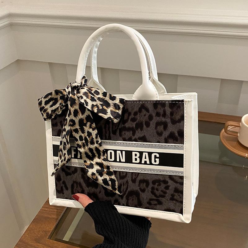 Nové Módní Trendy Tašky  Kabelky s Velkou Kapacitou  Nakupování  Cestování  Tašky přes Rameno  Čtvercové Tašky  Dámské Tašky