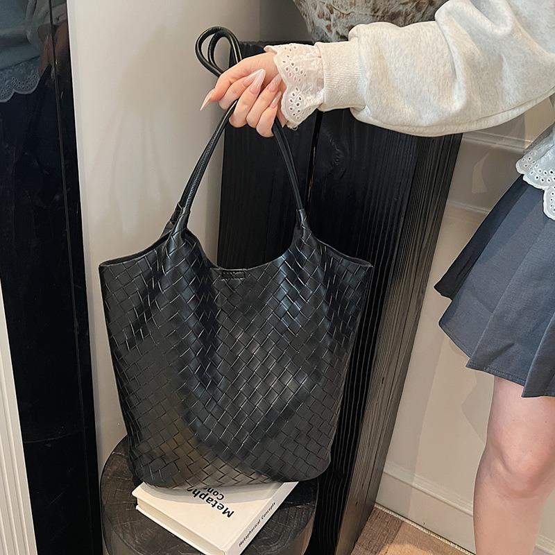 New leather women's bag trendy fashion woven pattern cowhide casual vegetable basket bucket bag portable bag