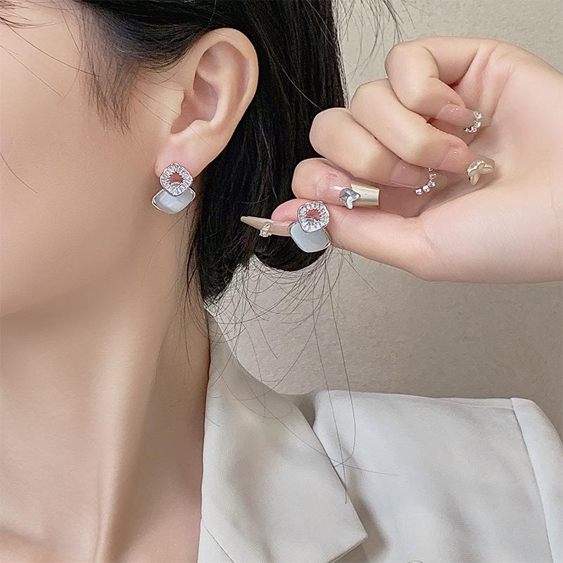 2024 Niche High-End Cat's Eye Stud Earrings for Women - Versatile, Light Luxury Fashion Jewelry