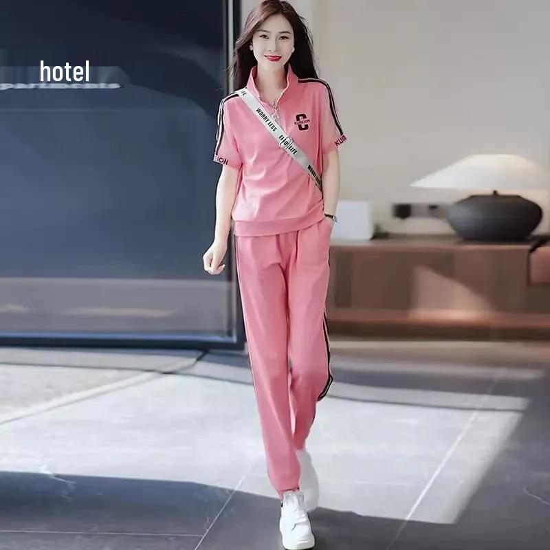 

Модный женский летний спортивный костюм 2025: Омолаживающие брюки на кулиске с манжетами на щиколотках и топ 4XL розовый