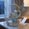 Figurina Incantatrice Luna Verde Pallido e Curva Ornamento Fatato Resina