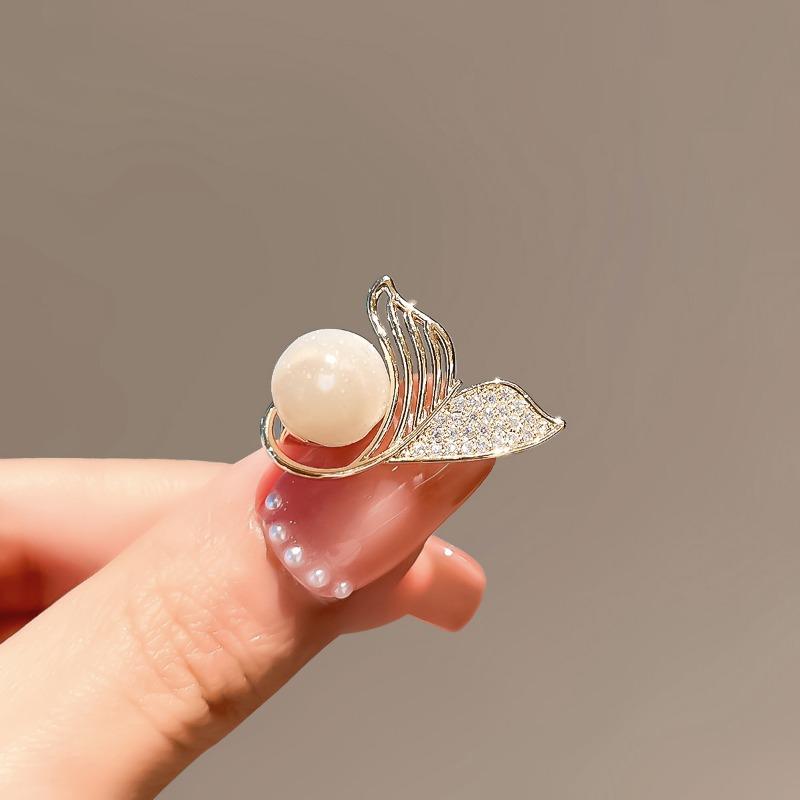Pearl Fish Tail Brooch Cute Anti-glare Clasp Pin Exquisite Corsage and Niche Collar Pin