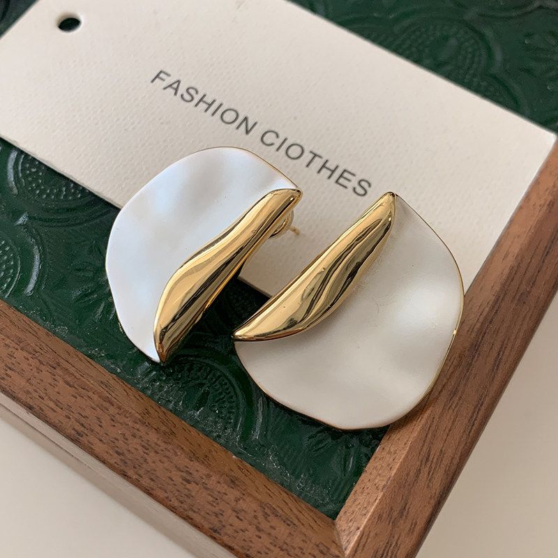 

Thin Irregular Metal Disc Earrings 2026 New High-End Earrings for Women Niche Design European and American Style Earrings Gold
