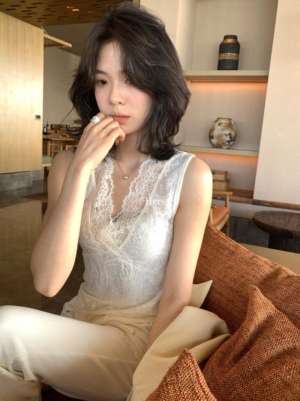 French V-neck Lace Camisole for Women - 2026 Spring Slim Fit Spaghetti Strap Layering Top S бежевый