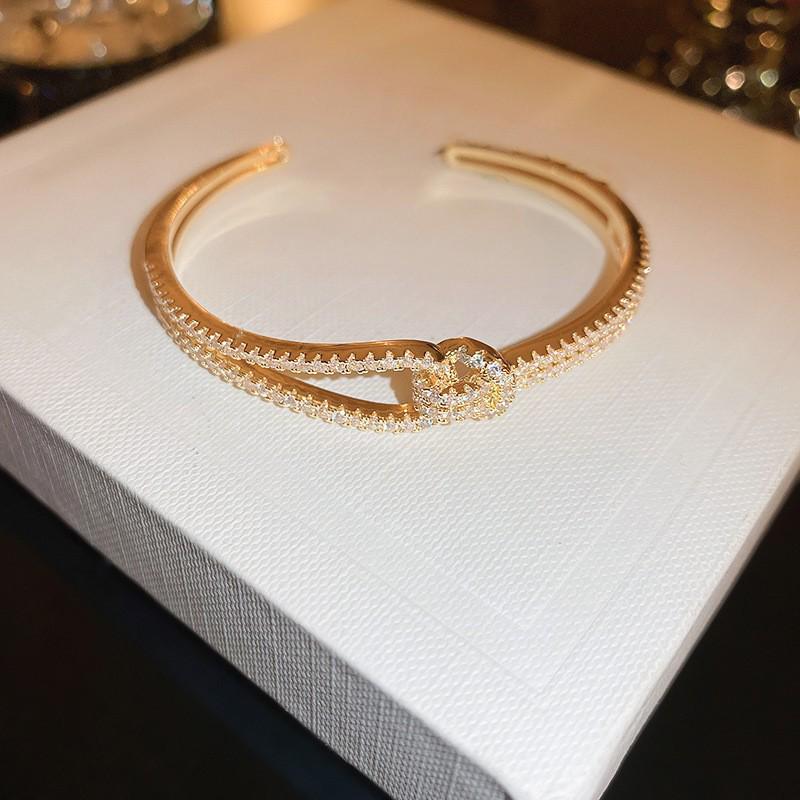 Elegant Geometric Rhinestone Zircon Buckle Bracelet: A Versatile and Luxurious Accessory for Women