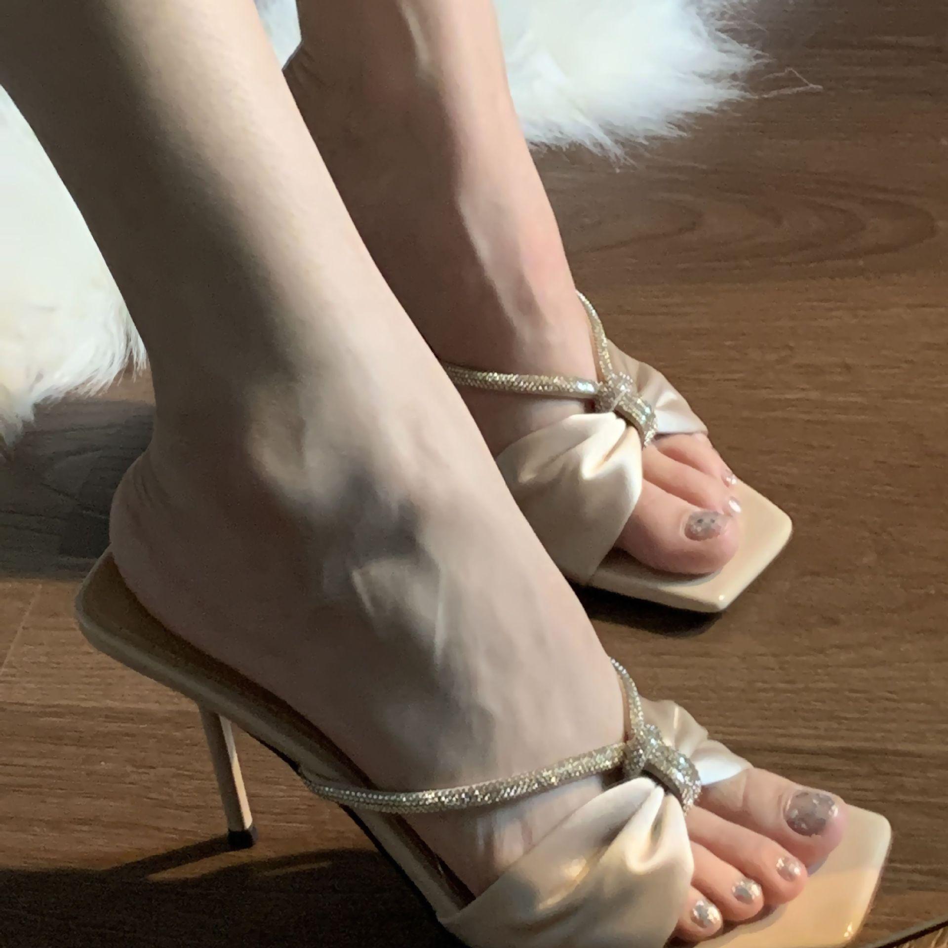 

2025 лето квадратный носок телесный шампань стразы слово с босоножками на высоком каблуке тонкий каблук полушлепанцы верхняя одежда женская 40