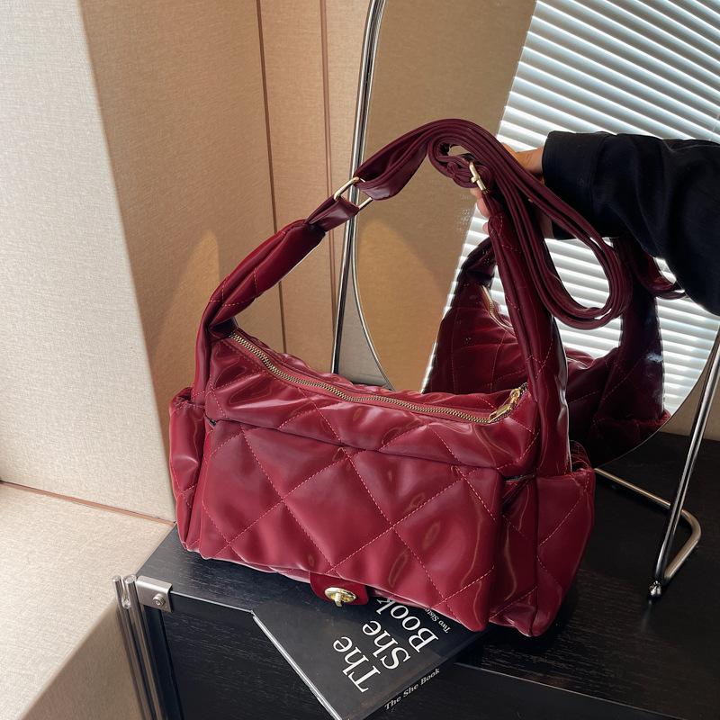 

Сумка большой вместимости женская осенне-зимняя универсальная новая повседневная нишевая на плечо, мессенджер, дорожная сумка-подушка бордовый