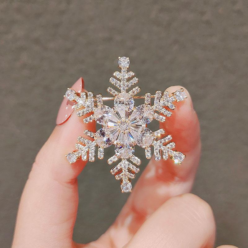 Изысканные женские броши-булавки в виде классических снежинок со стразами, маленького размера, нежные, блестящие, бутиковые значки, аксессуары