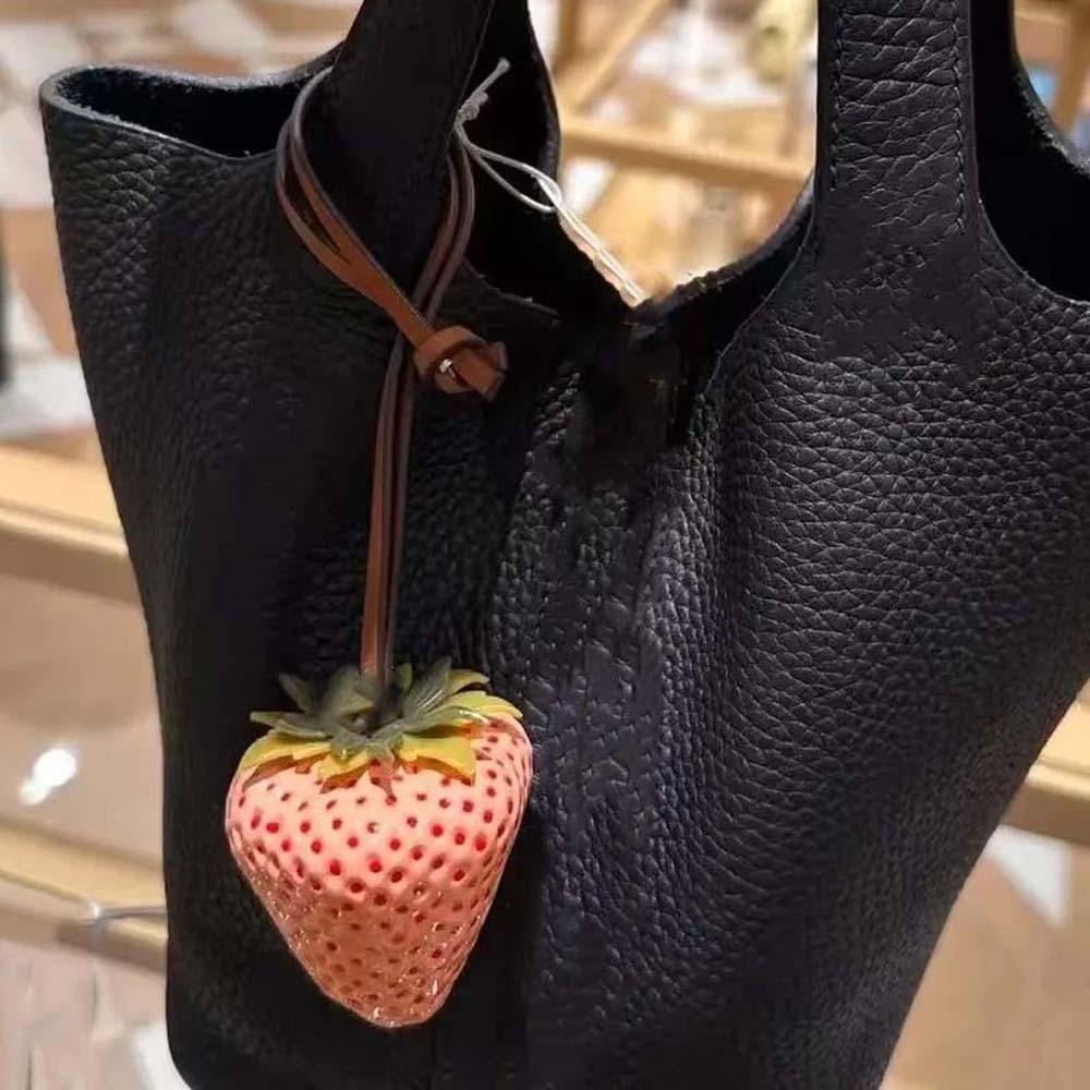 3D Vielseitiger Taschenanhänger Wasserdicht Rotes Harz Obstanhänger Schlüsselanhänger Erdbeer-Schlüsselring Geschenk
