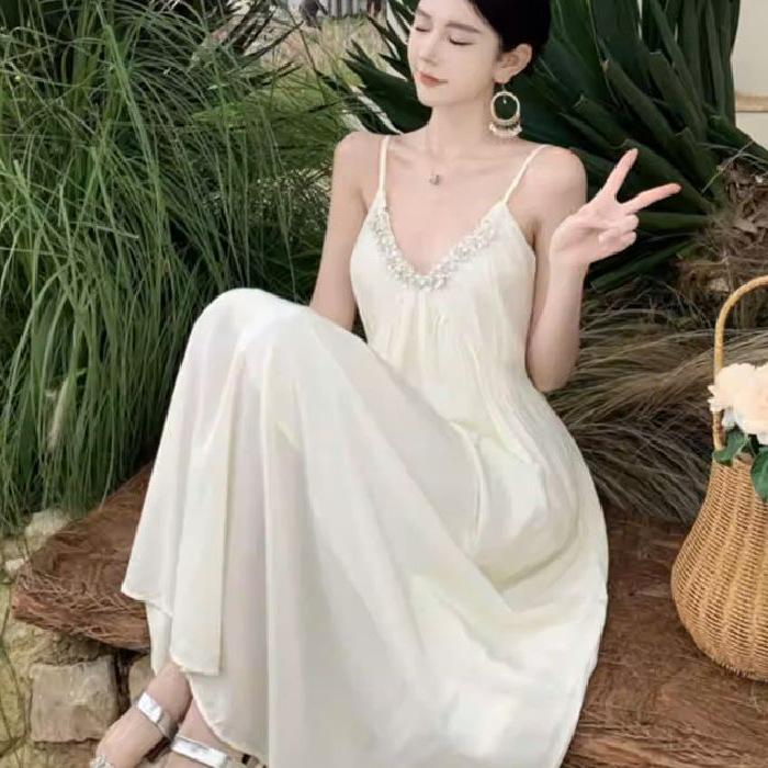 French Pure Desire V-neck Spaghetti Strap Dress: High-end, Fairy-like, Slimming Beach Vacation Outfit