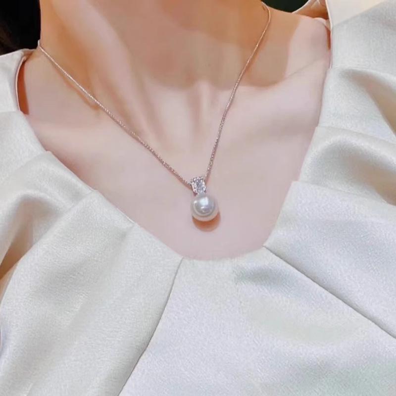 Collier Classique de Perles d'Eau Douce Zhuji avec Grand Pendentif Carré