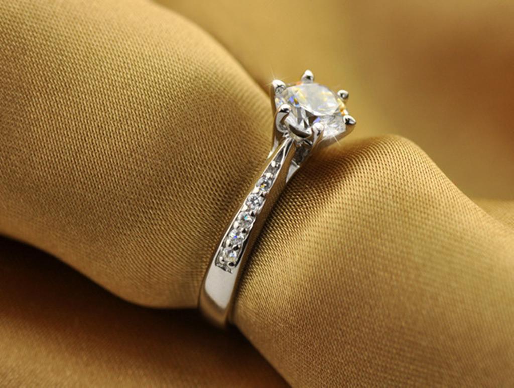Luxury 925 Silver Classic Ring for Women Six Claw Jewelry Simple 70ct Diamond Ring Imitation Diamond Women's Ring