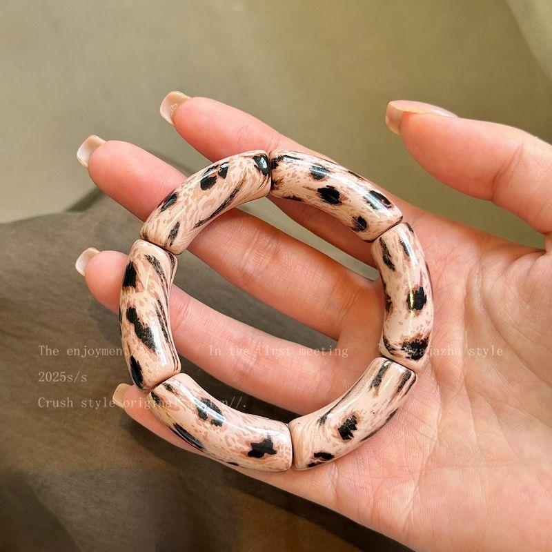 Fashion Item! Vintage European and American Leopard Print Resin Bracelet for Women, 2026 New Style, Unique and Niche, Exaggerated Jewelry