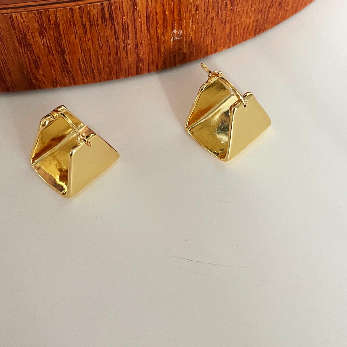 2025 New European Geometric Triangle Metal Ear Cuff Earrings for Women золотой