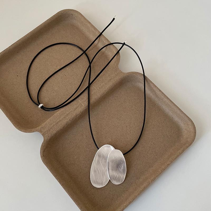 Regulowany Minimalistyczny Geometryczny Plisowany Skórzany Naszyjnik: Wszechstronny Łańcuszek na Obojczyk o Wysokiej Czułości