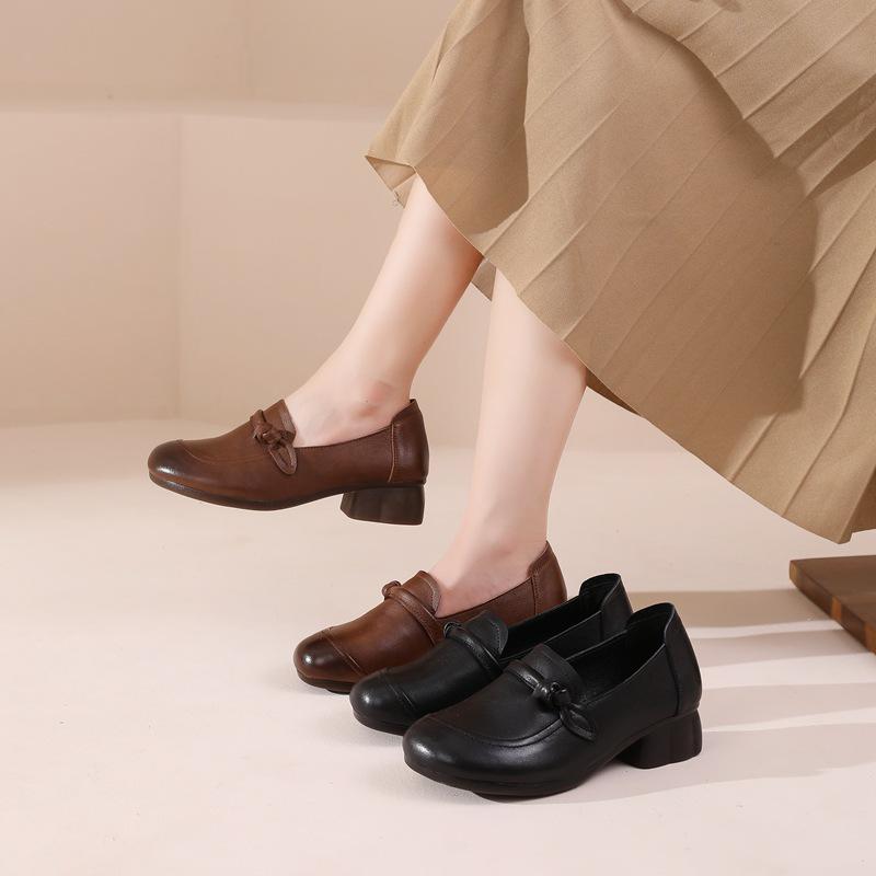 Women's Retro Low Heel Cowhide Shoes: Comfortable, Versatile, Non-Slip Soft Sole, Ideal for Commuting.