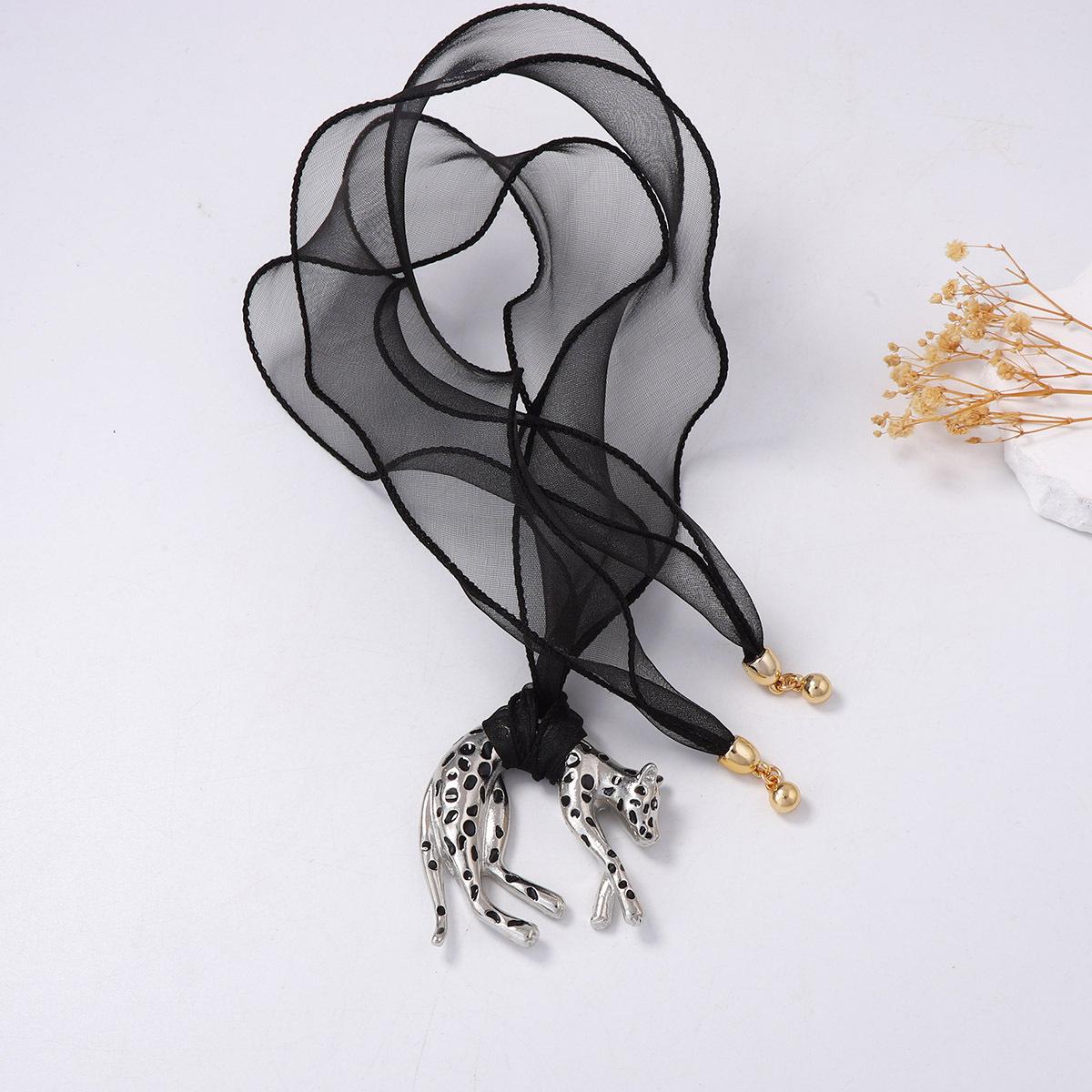 

DIGADAGU Metal Money Leopard Animal Pendant Necklace New Simple Vintage Sweater Chain Women Party Zircon Accessories