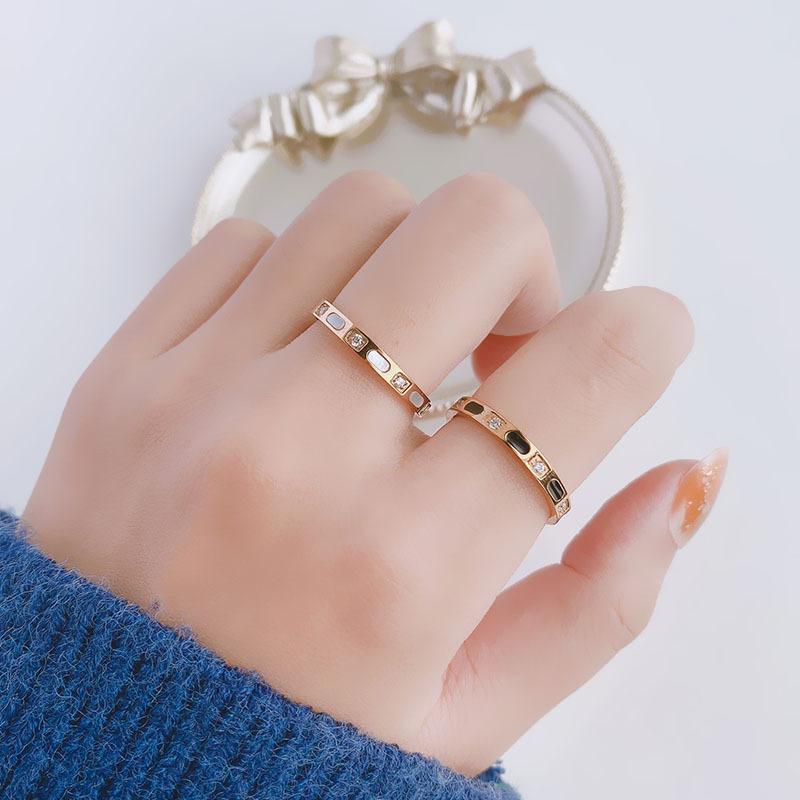 Korean Style Simple Titanium Steel Ring Women's Black and White Shell Light Luxury Couple's Ring Temperament Ring