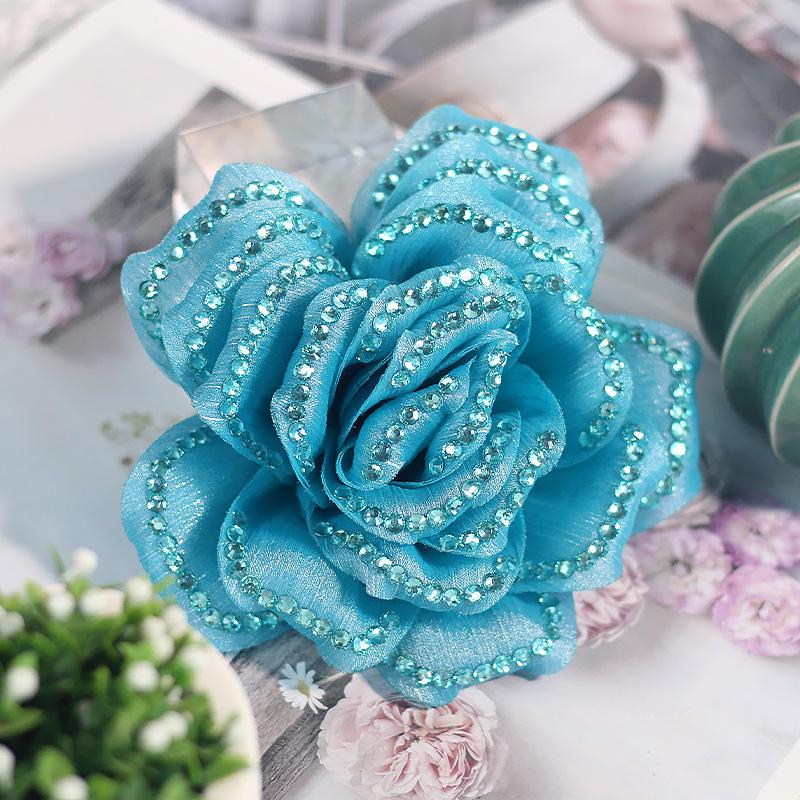 Set červených třpytivých květinových sponek do vlasů a náramku pro dívky na latinskoamerické tance