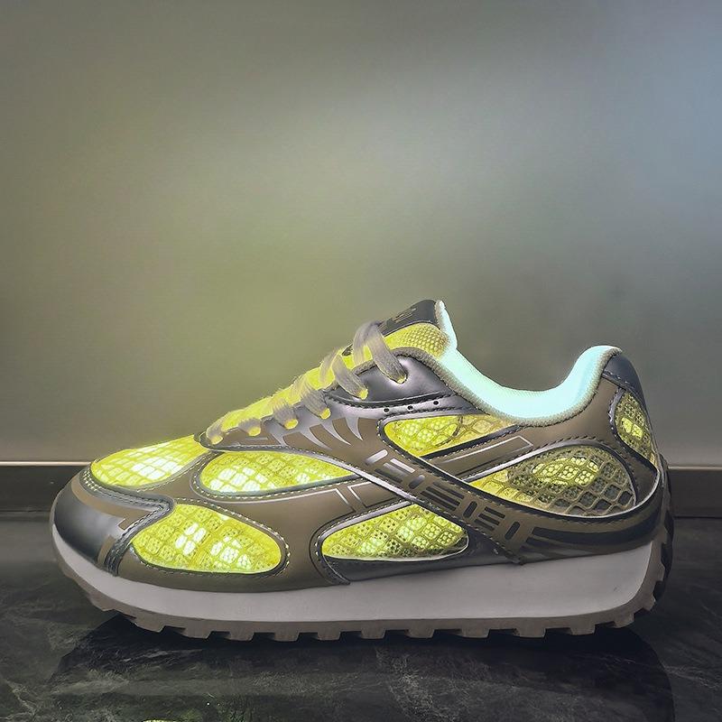 Nowe buty taty dla studentów są sportowe, casualowe, oddychające i zwiększające wzrost.