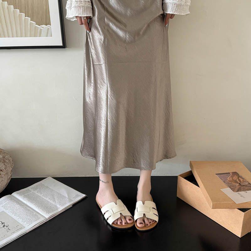 2025 new super hot one-word slippers women's summer wear fashion versatile skirt flat-bottomed beach cool slippers