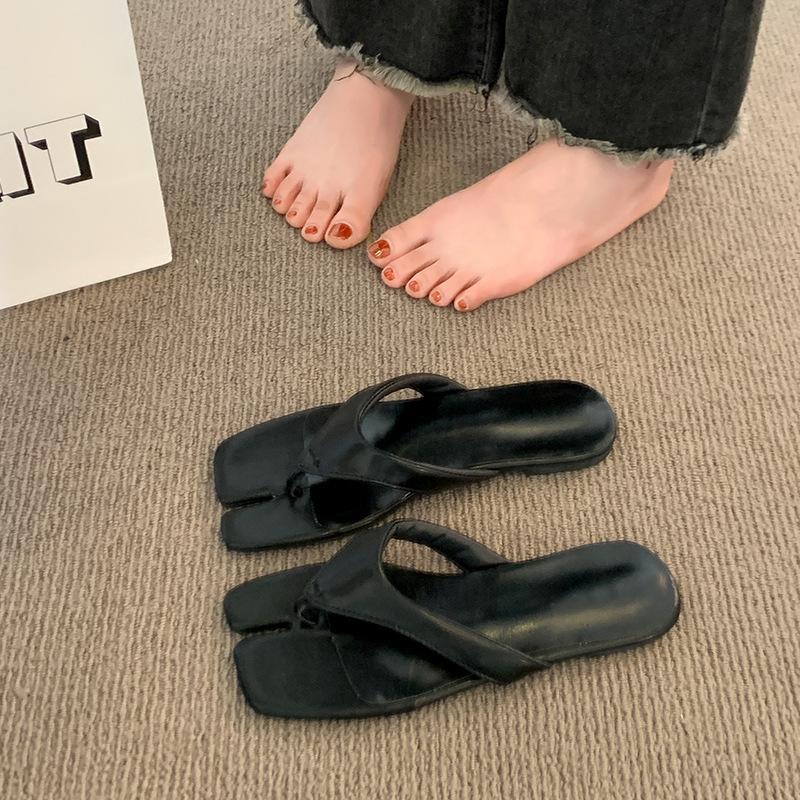 Beautiful skirt, silver toe beach slippers, women's summer wear new flat-bottomed flip-flops, pig's trotters, cool slippers