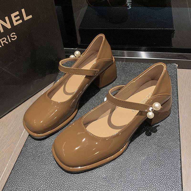 

Женские туфли на толстом каблуке из блестящей кожи с жемчужной пряжкой и сандалии во французском стиле для通勤 и обувь, увеличивающая рост 40 коричневый