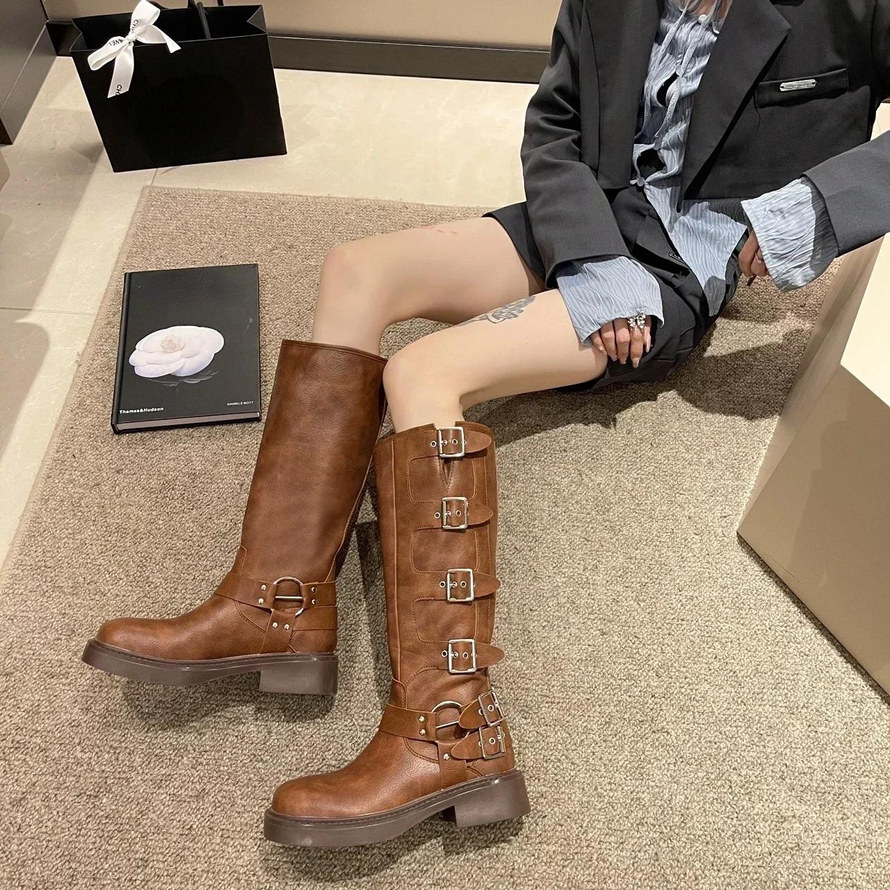 

Женские ботинки до колена на платформе с шипами, осенне-зимняя рыцарская армейская готическая элегантная женская обувь на среднем каблуке, мотоциклетная обувь 40 коричневый