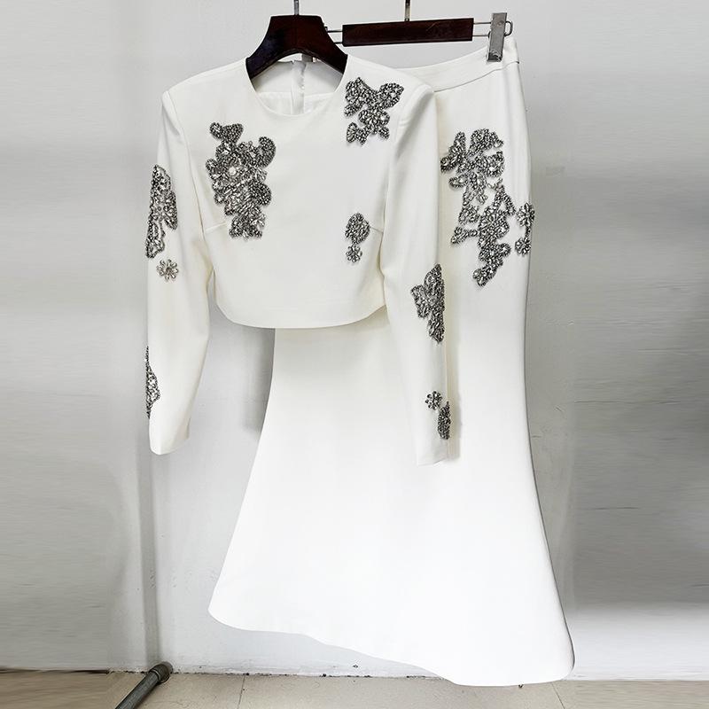 

В наличии: Модный комплект из двух частей для знаменитостей Европы и Америки 2025 года – короткий топ и длинная миди-юбка, украшенные бисером и стразами M белый