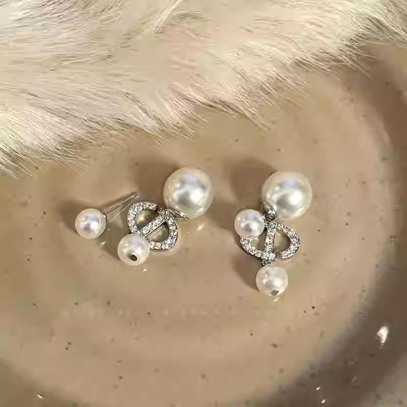 Silver needle with diamonds, pig nose, pearl stud earrings, a two-wear earring, French retro earrings.